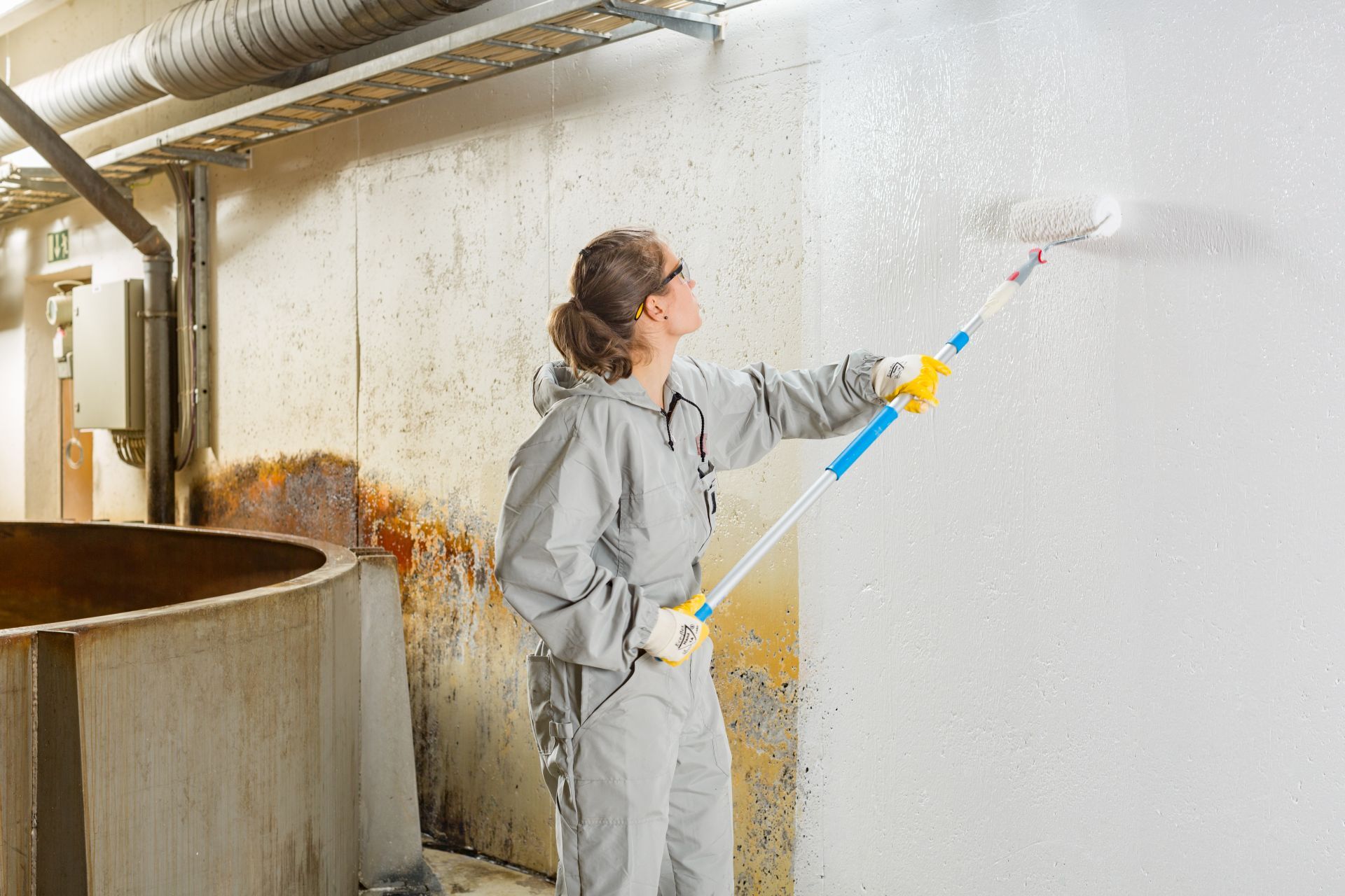 Forms a flexible and porous coating layer