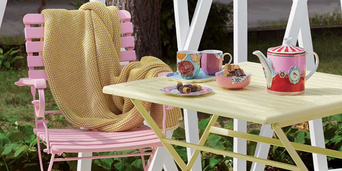 garden-furniture-in-pastel-colours