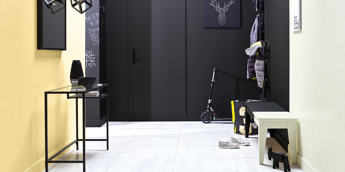 przedpokój-czarna-farba-tablicowa-Tikkurila-Liitu