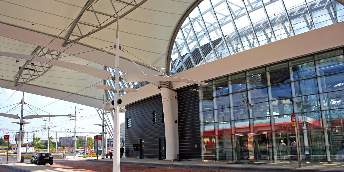 Excellent gloss and color retention