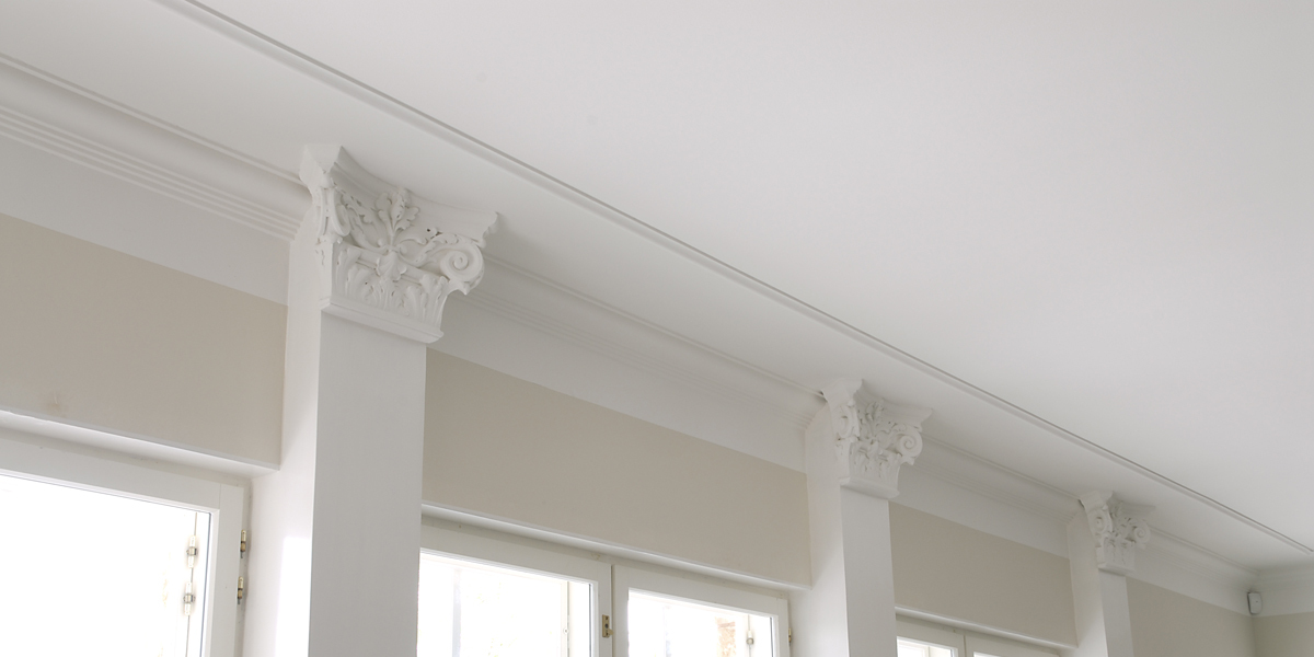 biały-sufit-bez-smug-i-pasów