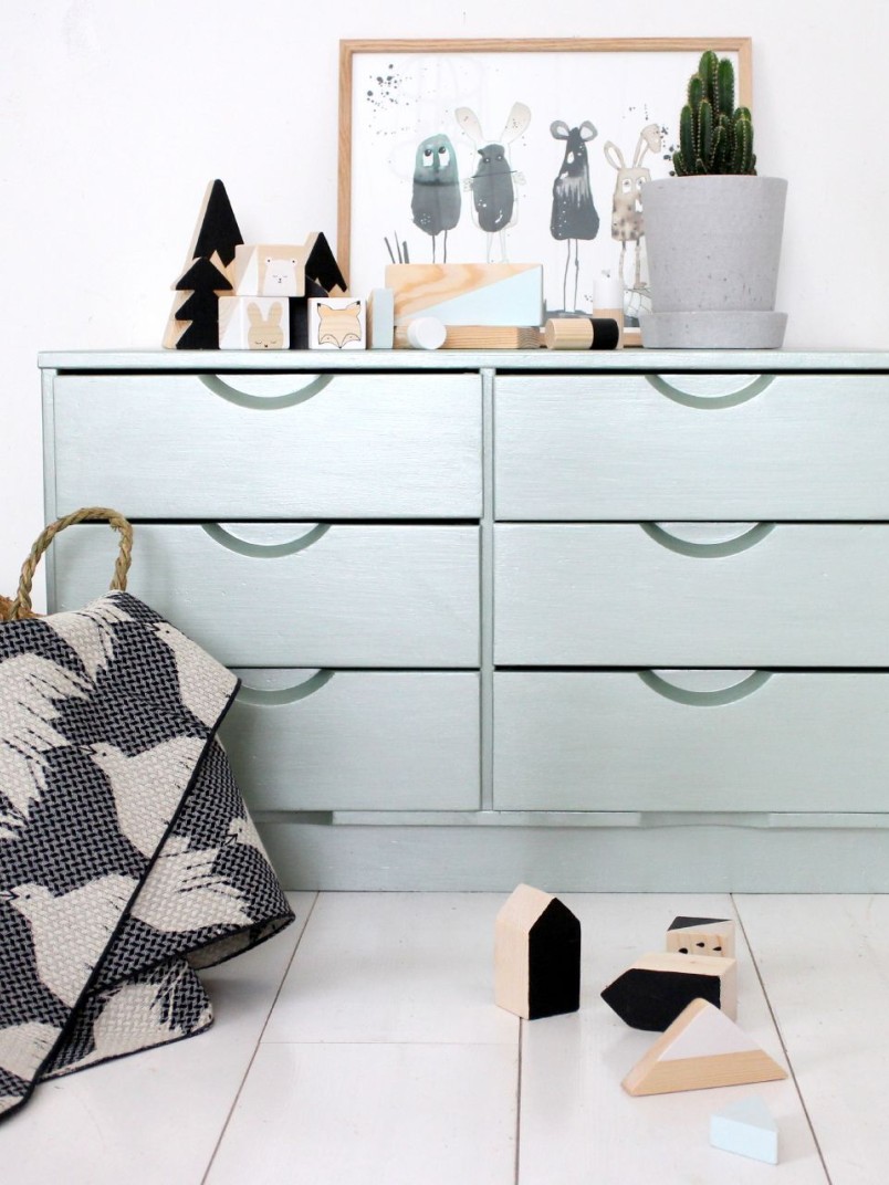 Metalo atspalvio vaikų kambario komoda
