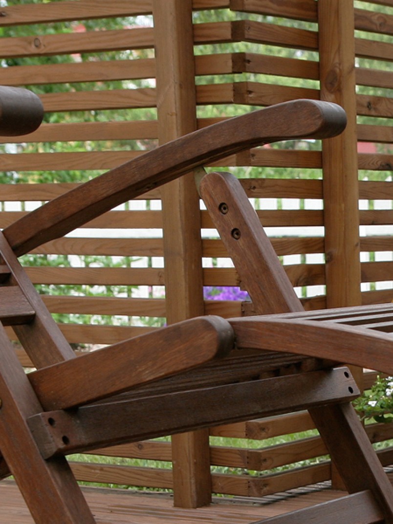 Fast-drying stain solutions for garden furniture