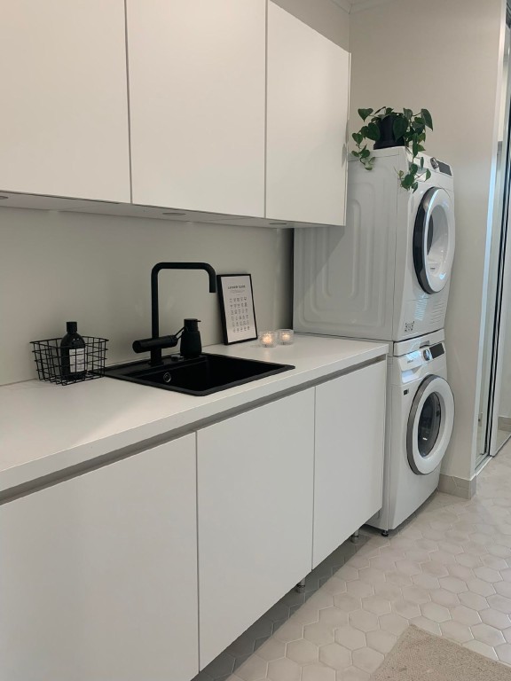 bathroom wall painted with off white shade