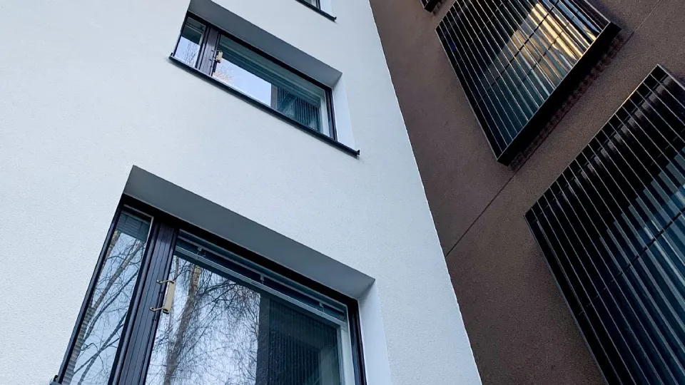 Painting mineral façades