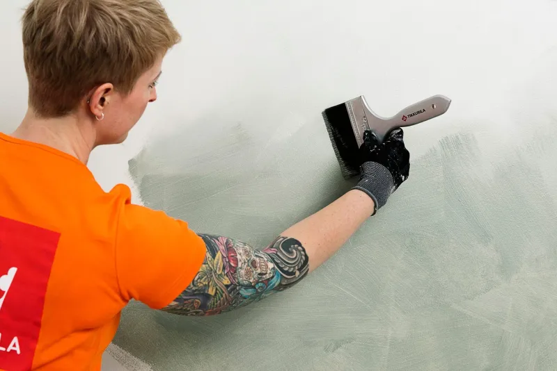 Blend the colors into each other with diagonal brushstrokes.